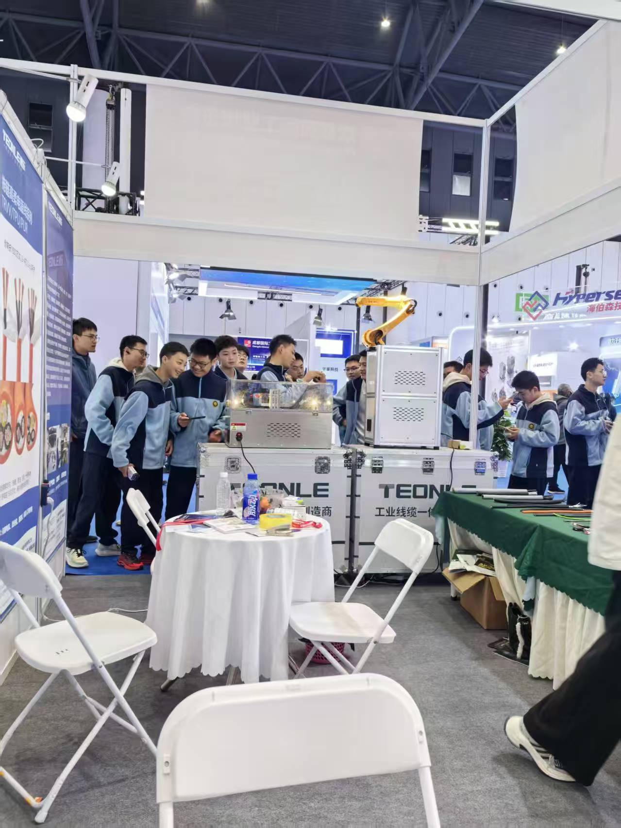 通樂科技亮相成都博覽會：中學生研學團點贊工業線纜自動化新成果